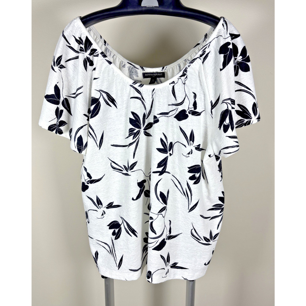 Banana Republic Black & White Floral Leaf Scoop Neck Flutter Top Blouse Women M